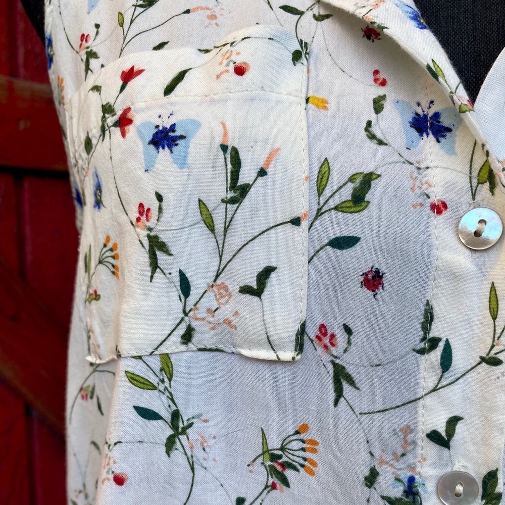 Spring Time Sleeveless Blouse - Picture 5 of 5